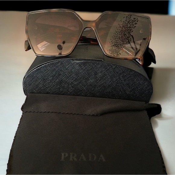Prada EUC Fashion Sunglasses Tortoise / Brown Gradient Lens - Picture 5 of 10